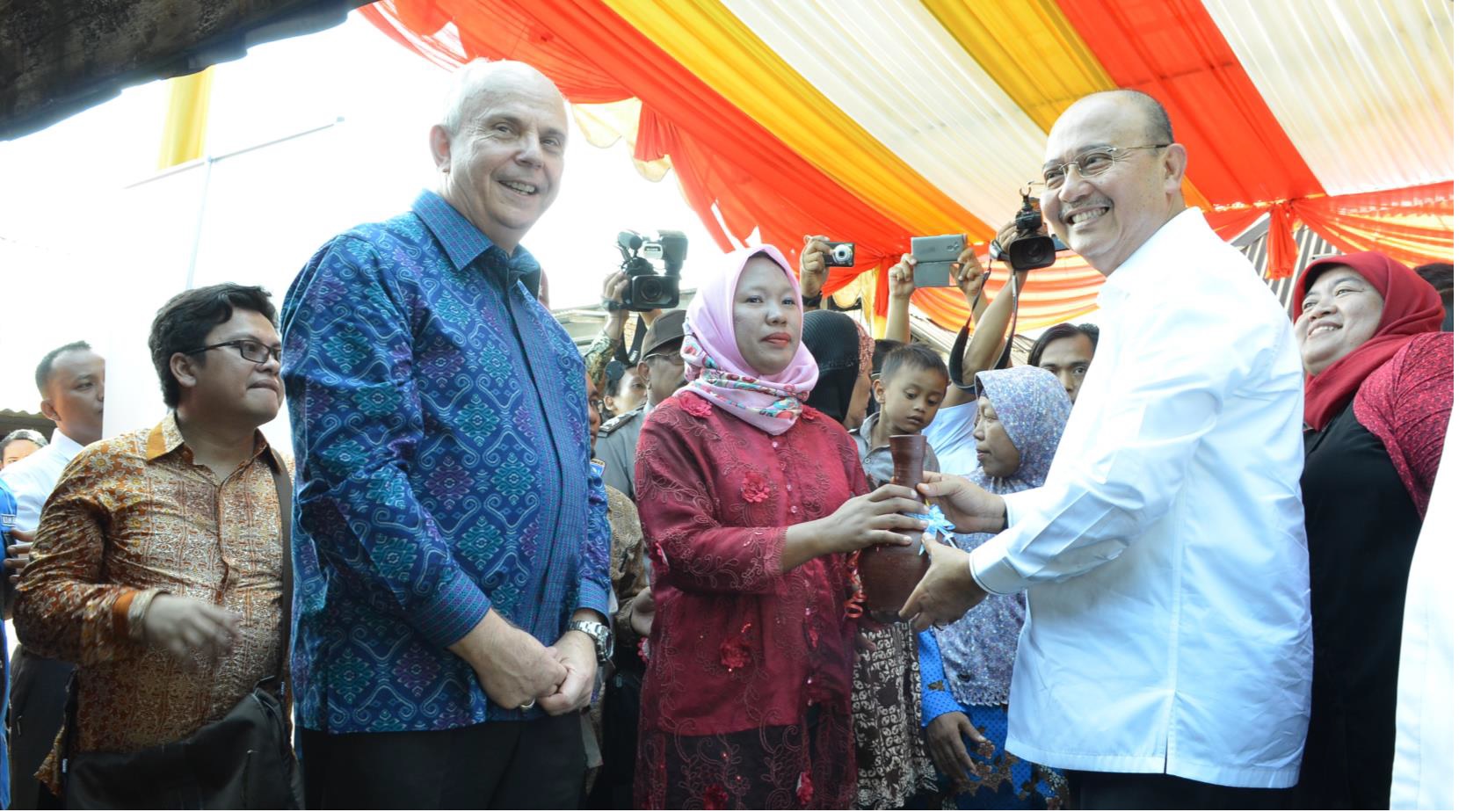 US Ambassador Joseph R. Donovan and Mayor of Medan Dzulmi Eldin in Kelurahan Kedai Durian, Medan City on July 5, 2017