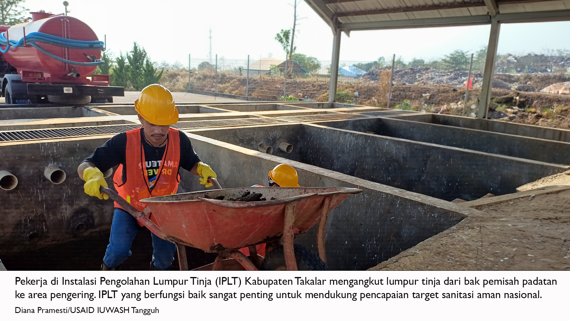 Pekerja IPLT Takalar memindahkan lumpur tinja ke area pengering.