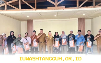 Wakil Wali Kota Palu Serahkan APD untuk Perkuat Perlindungan Anggota Padat Karya