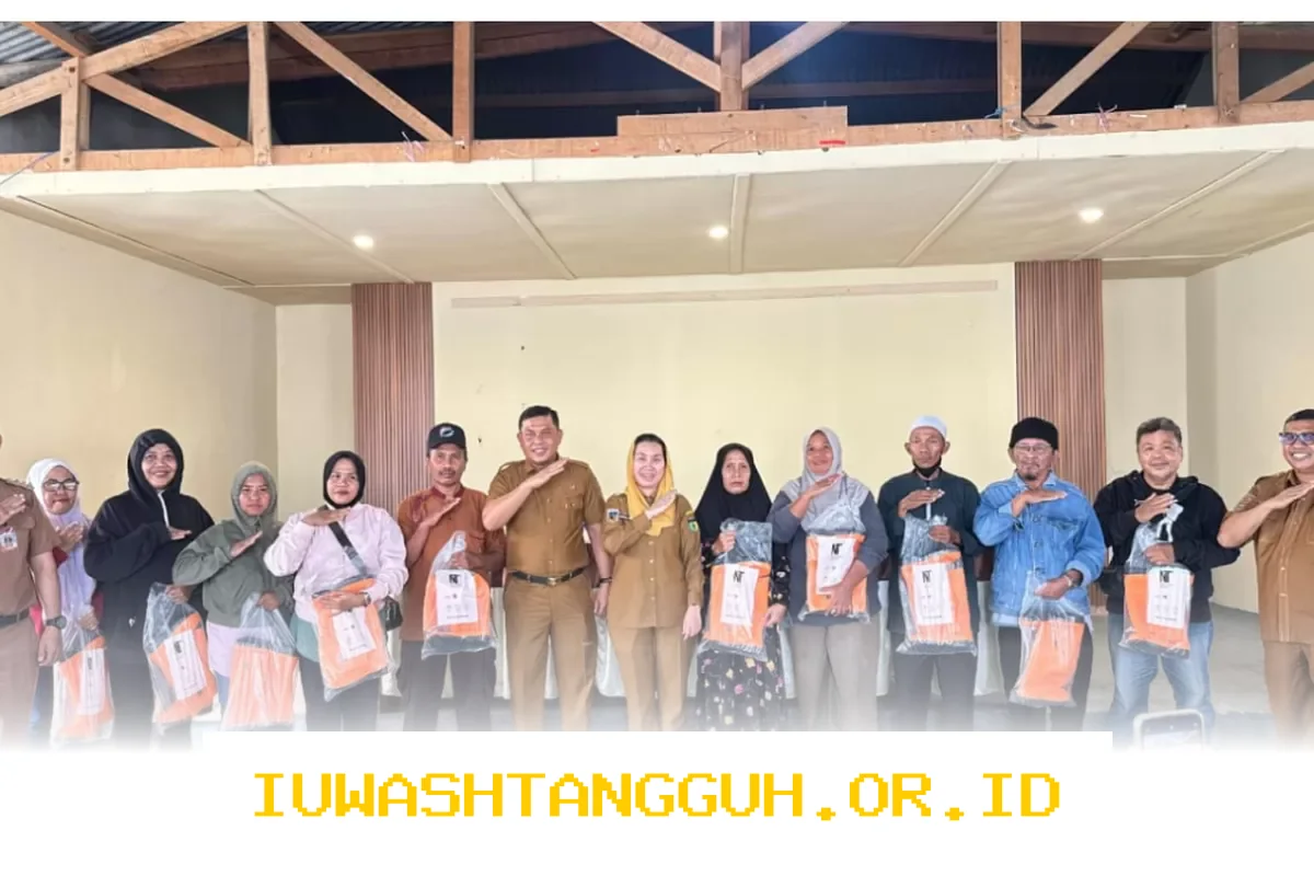 Wakil Wali Kota Palu Serahkan APD untuk Perkuat Perlindungan Anggota Padat Karya