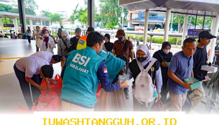 BSI Maslahat Salurkan 1.500 Paket Buka Puasa Gratis di Stasiun Tanah Abang untuk Warga Terdampak