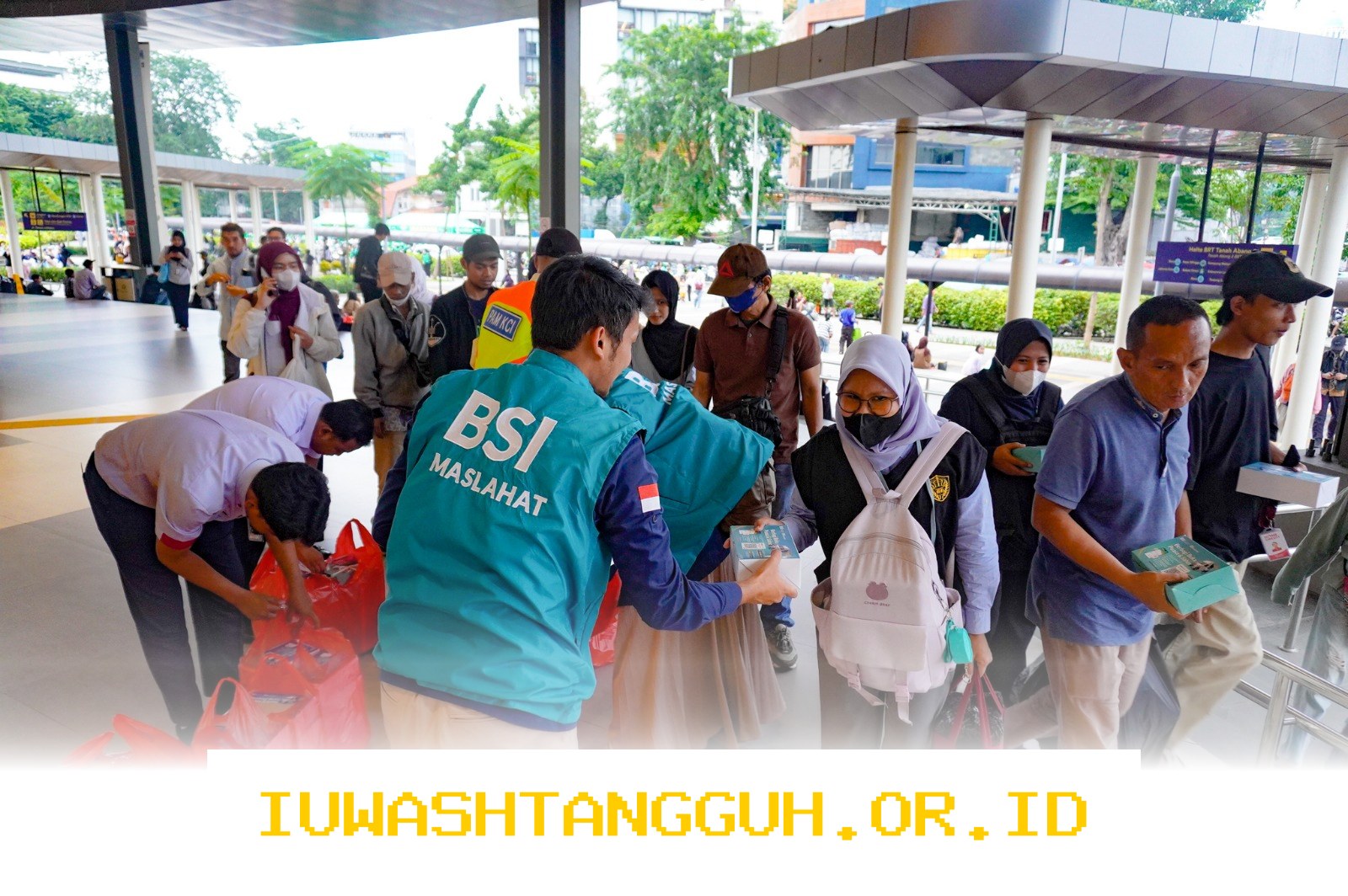 BSI Maslahat Salurkan 1.500 Paket Buka Puasa Gratis di Stasiun Tanah Abang untuk Warga Terdampak