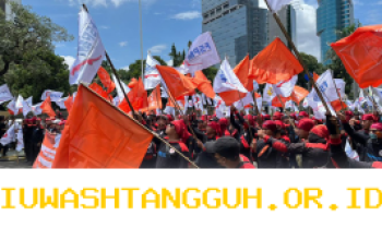 Buruh Geruduk Kemenaker Menuntut THR Bersih dari Pemotongan Pajak