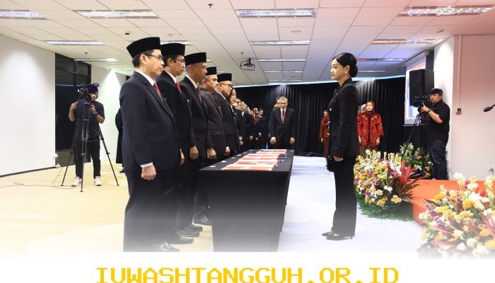 Pjs Ketua OJK Resmikan Pejabat Departemen dan Kepala OJK Wilayah melalui Upacara Pelantikan Terpadu
