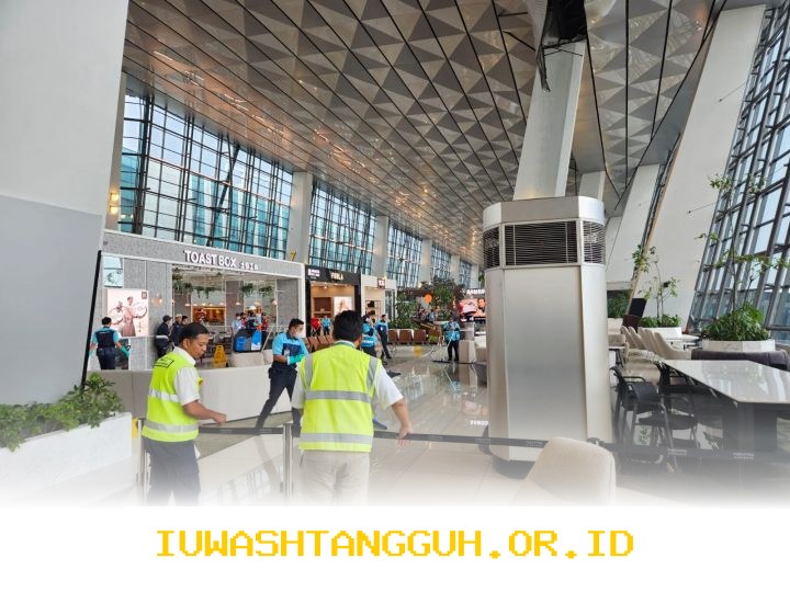Tim Respons Cepat Lakukan Pembersihan Atap Terminal 3 Bandara Soetta Usai Kerusakan 2026